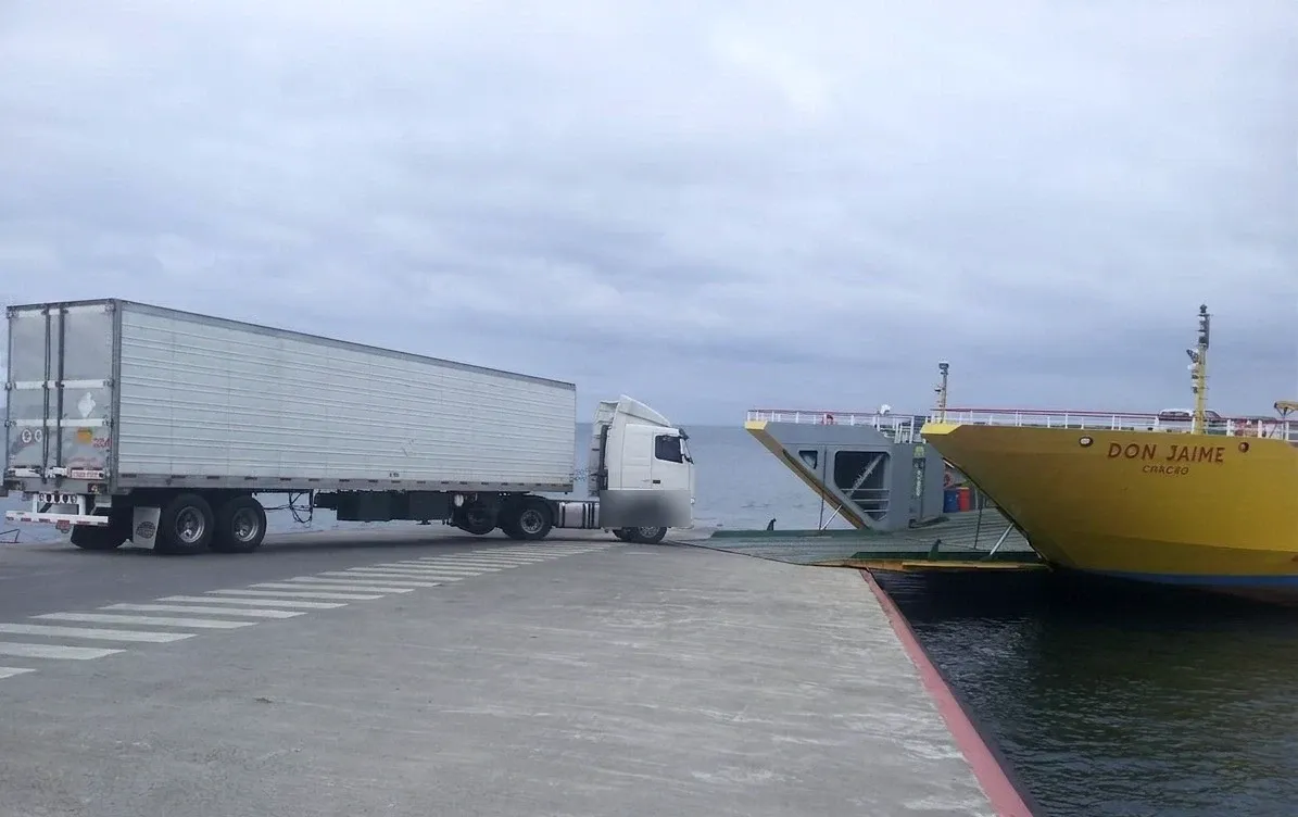 Camión refrigerado Solvex embarcando en barcaza hacia el sur de Chile.