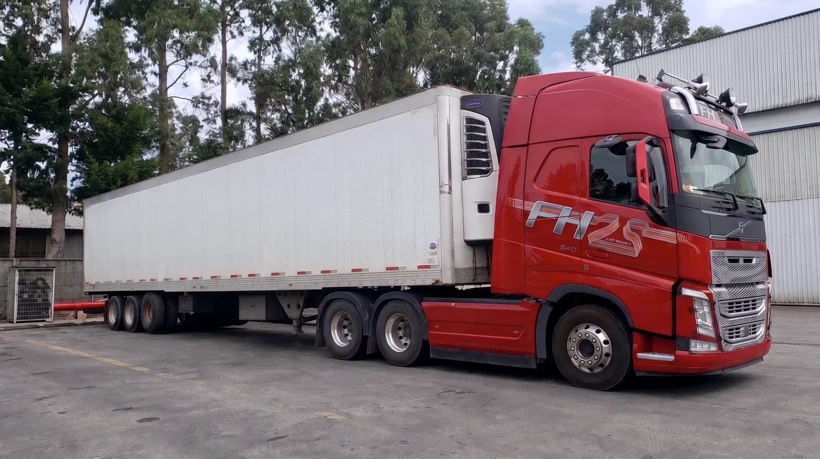 Tracto Volvo FH de la flota Solvex con semirremolque refrigerado y equipo de frío Carrier.